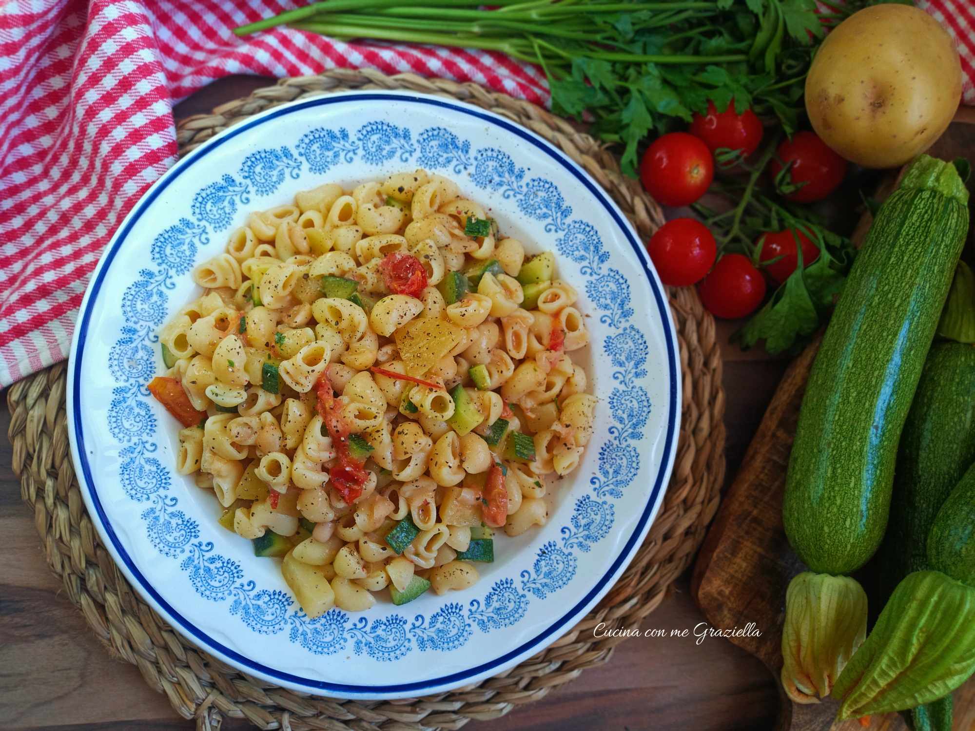 Minestra di pasta patate fagioli e zucchine