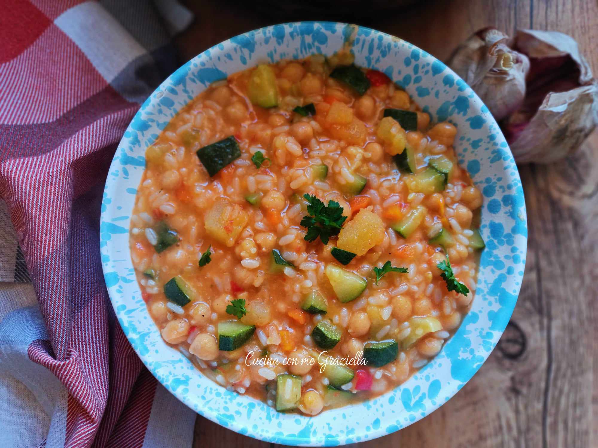 Minestra di riso , patate , ceci e zucchine
