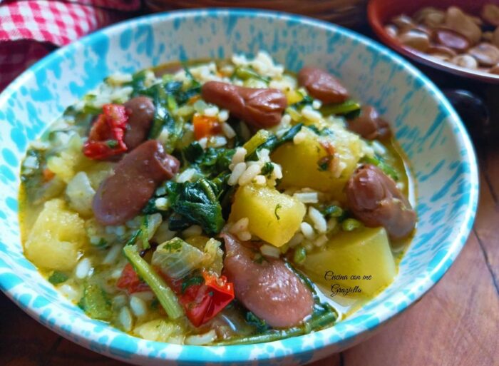 Minestra di riso , patate , cicoria fave a nasello