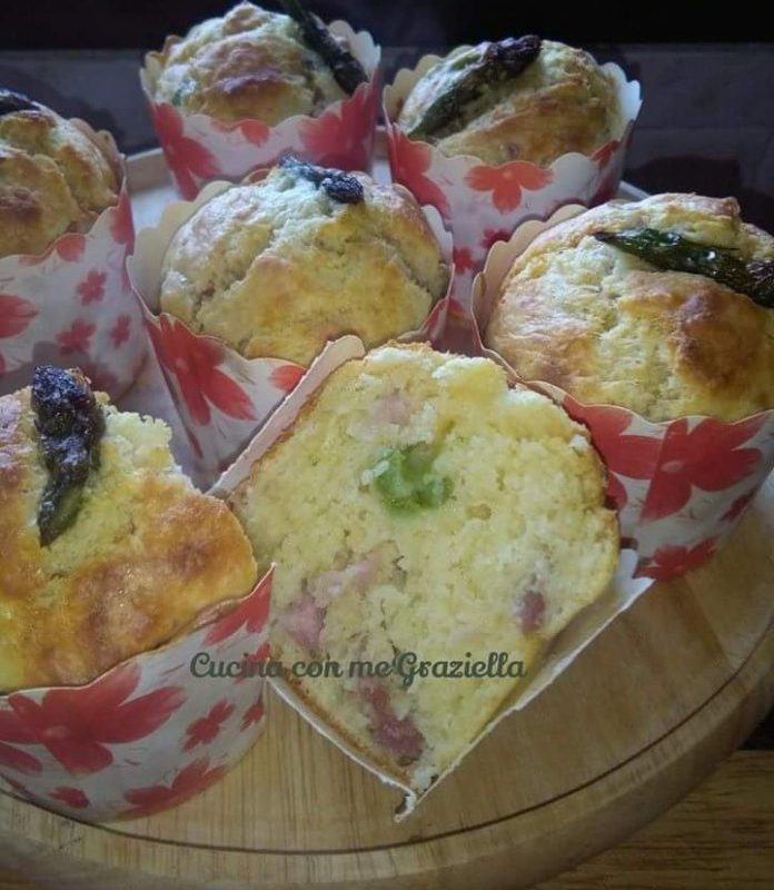 Muffin salati con asparagi e speck