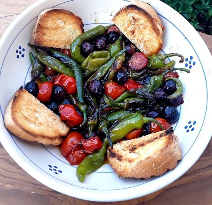 Olive fritte con pomodori e friggitelli Olive fritte con pomodori e friggitelli