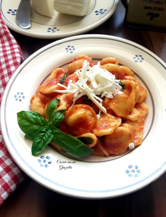 orecchiette al pomodoro fresco e cacioricotta orecchiette al pomodoro fresco e cacioricotta