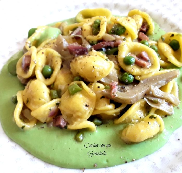 Orecchiette allo zafferano con verdurine di stagione e speck su vellutata di fave fresche