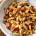 Orecchiette con funghi cardoncelli e pane croccante