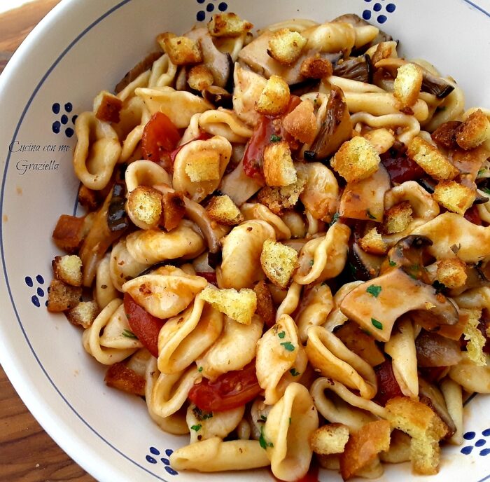 Orecchiette con funghi cardoncelli e pane croccante