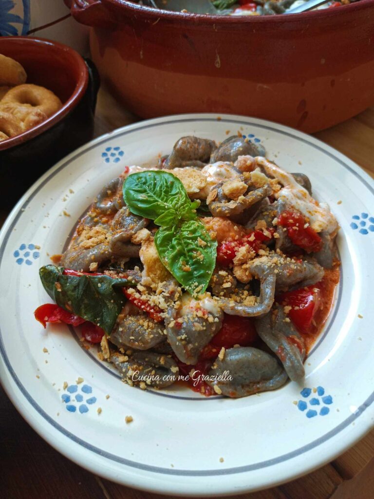 Orecchiette di grano arso con pomodorini stracciatella e tarallo sbriciolato Orecchiette di grano arso con pomodorini stracciatella e tarallo sbriciolato