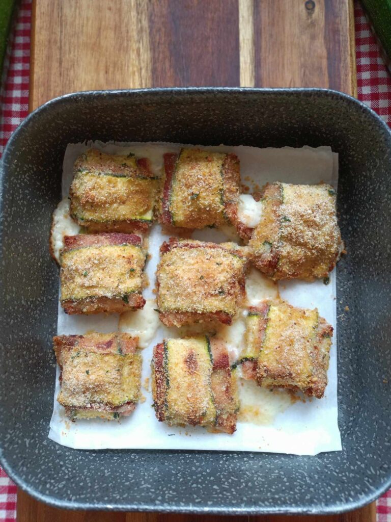 Pacchetti di zucchine in teglia cotti