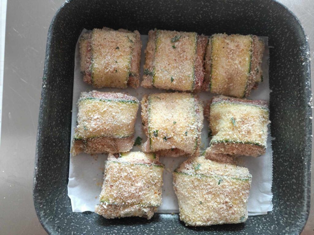 Pacchetti di zucchine in teglia crudi