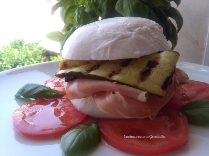 Panino di mozzarella con crudo e zucchine grigliate
