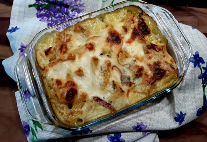 Pasta al forno con carciofi e speck in bianco