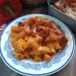 Pasta al forno con crema di peperoni e speck