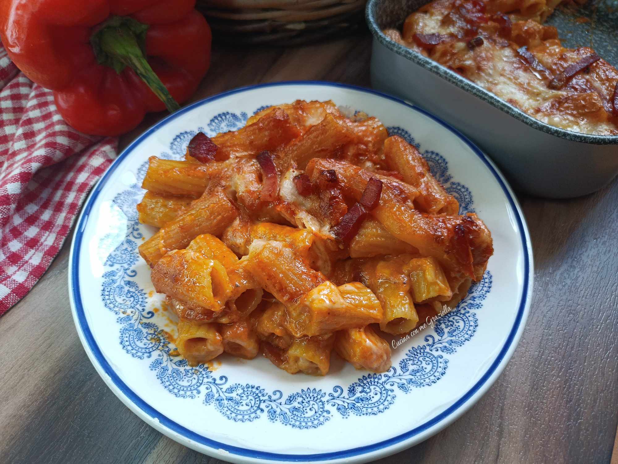 Pasta al forno con crema di peperoni e speck