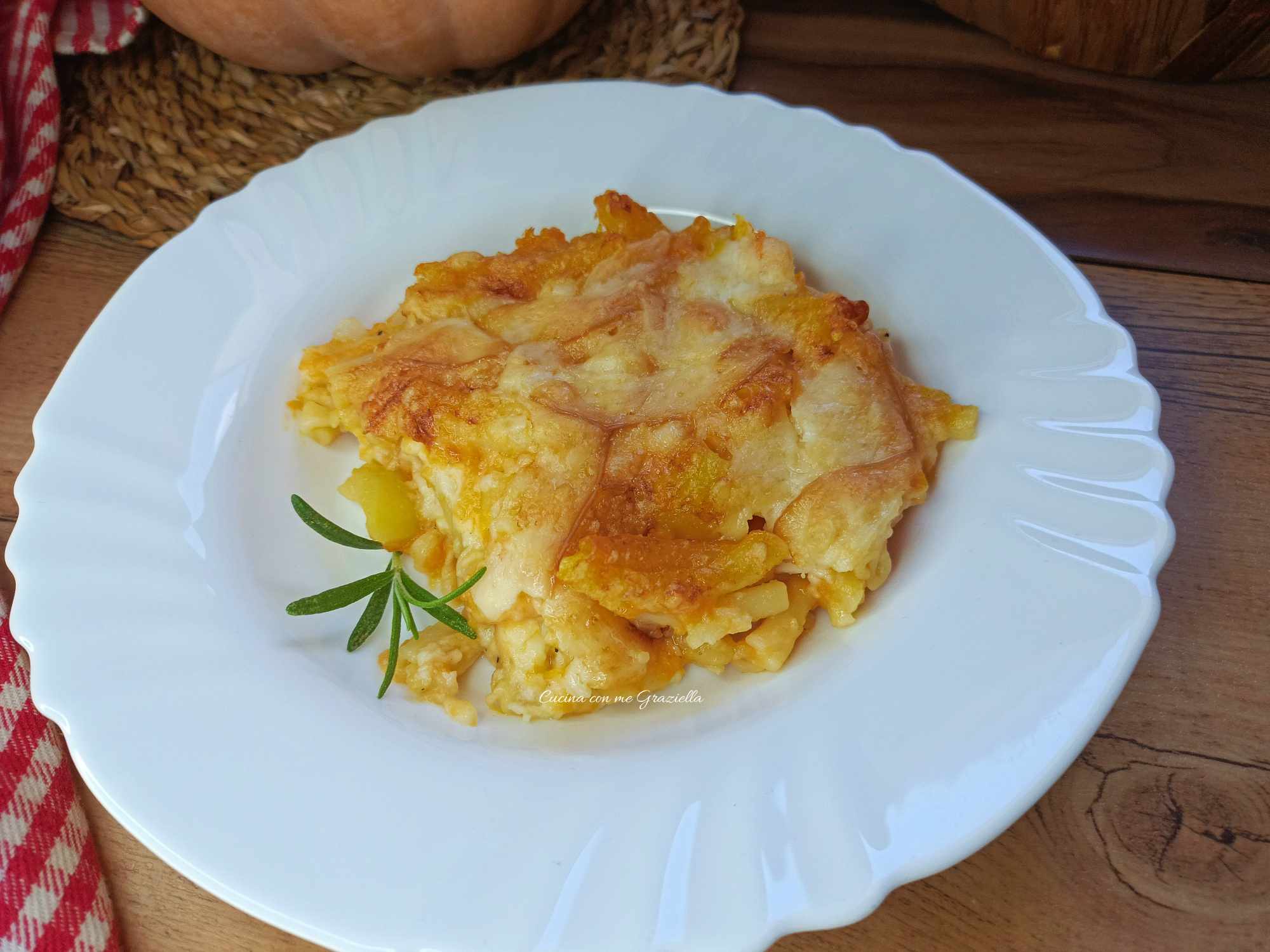 Pasta al forno con patate zucca e provola