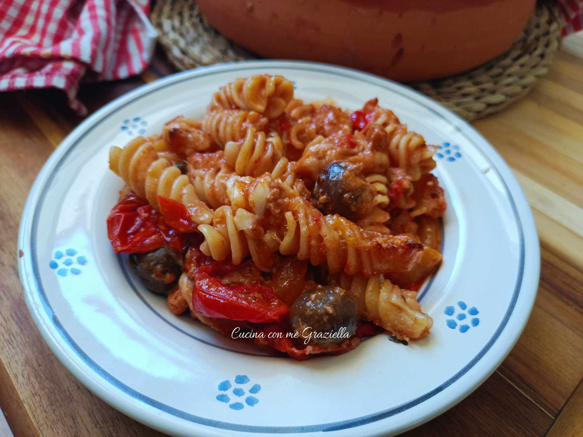 Pasta al forno estiva con peperoni e tonno