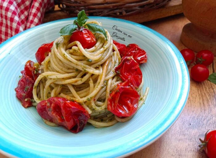Pasta al pesto con pomodorini al forno