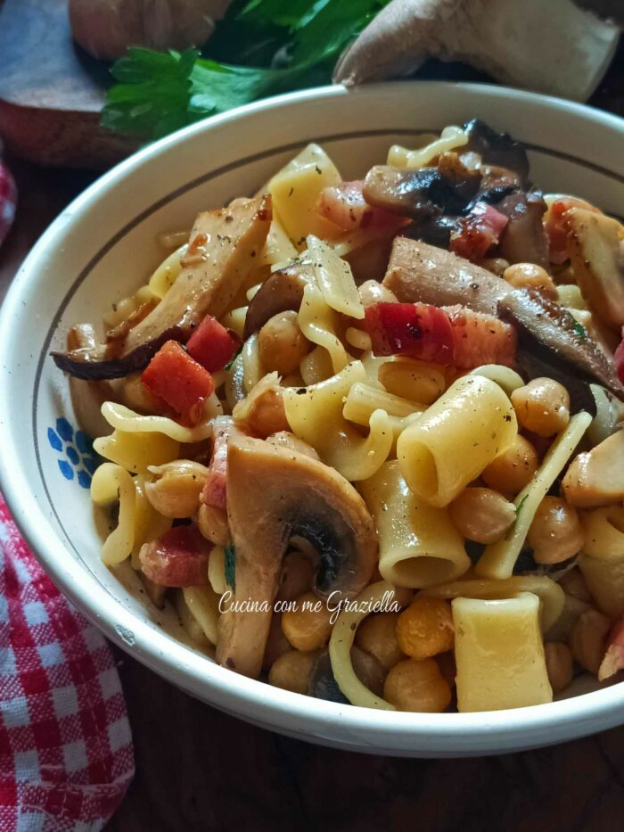 Pasta ceci funghi e pancetta 