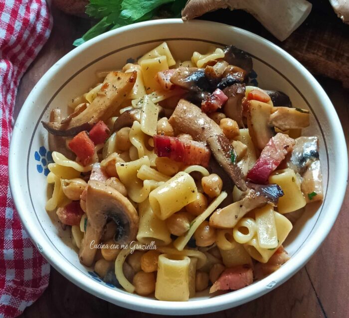 Pasta ceci funghi e pancetta