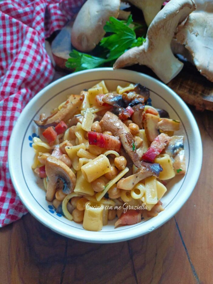 Pasta ceci funghi e pancetta 
