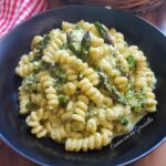 Pasta con crema di ricotta e asparagi