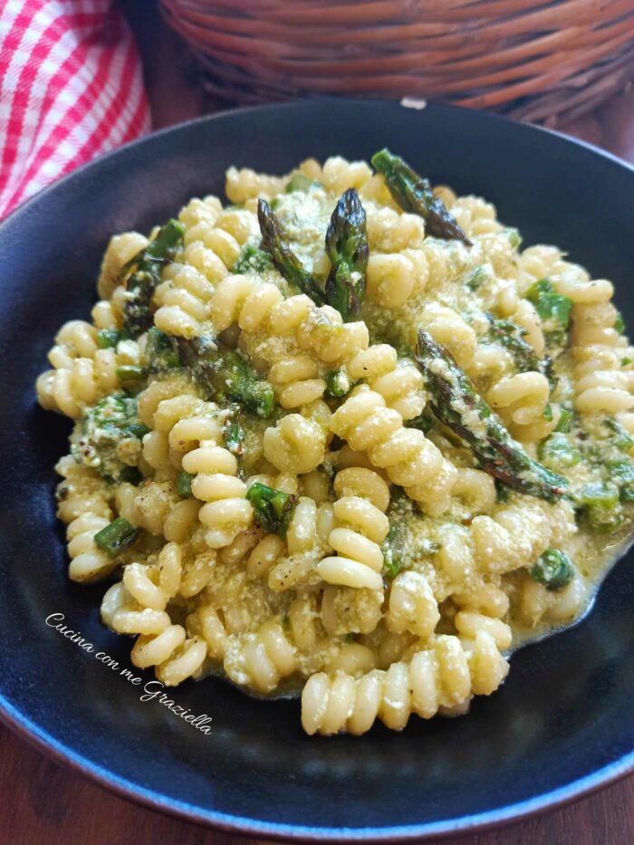 Pasta cin crema di ricotta e asparagi
