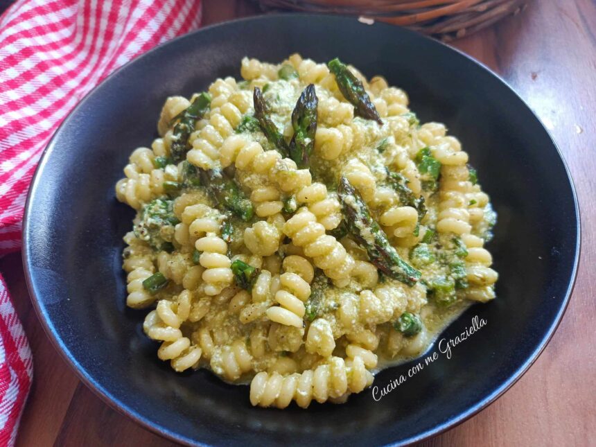 Pasta con crema di ricotta e asparagi