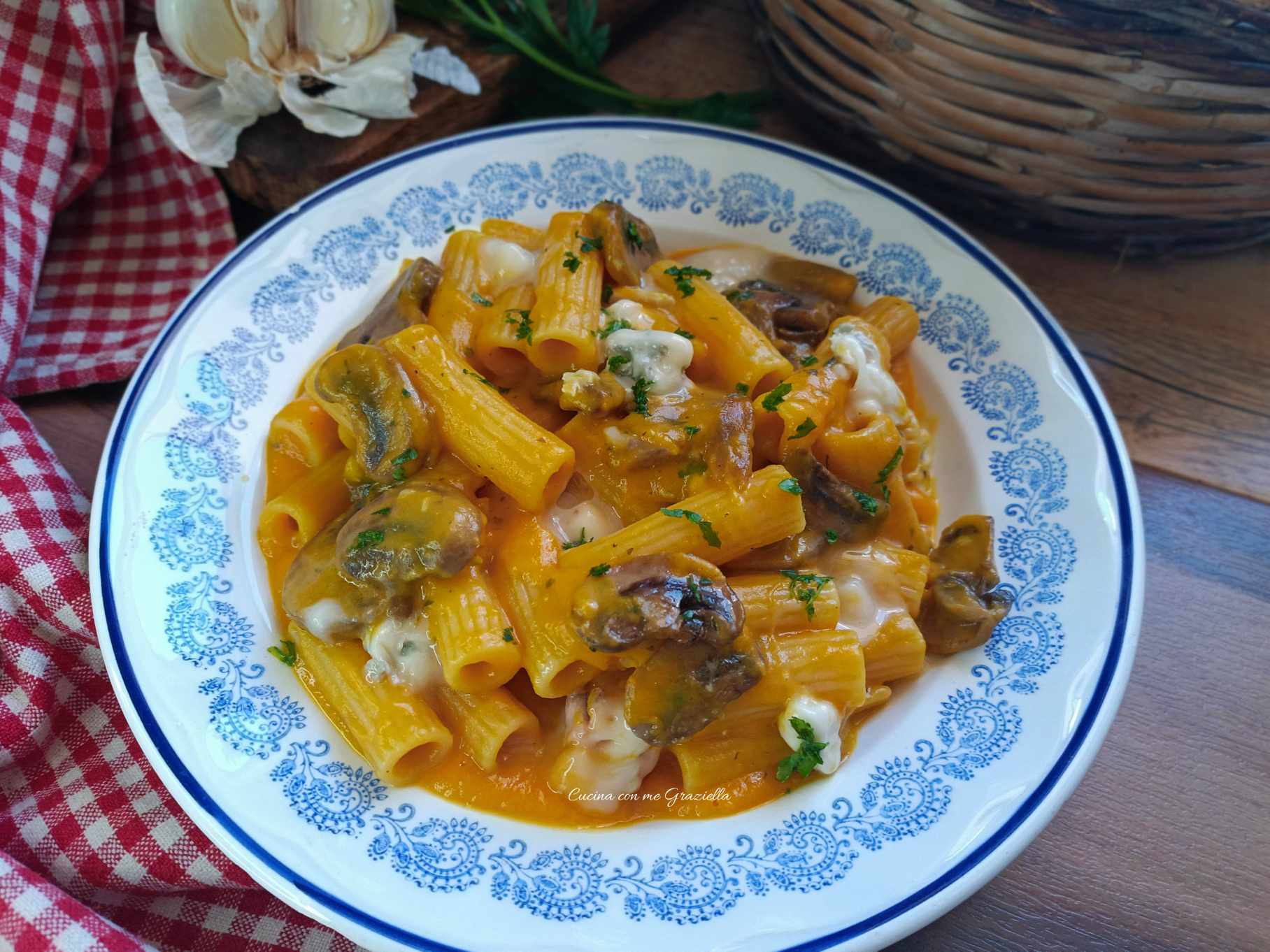 Pasta con crema di zucca al gorgonzola e funghi