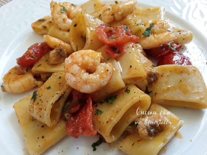 Pasta con coda di rospo e gamberi