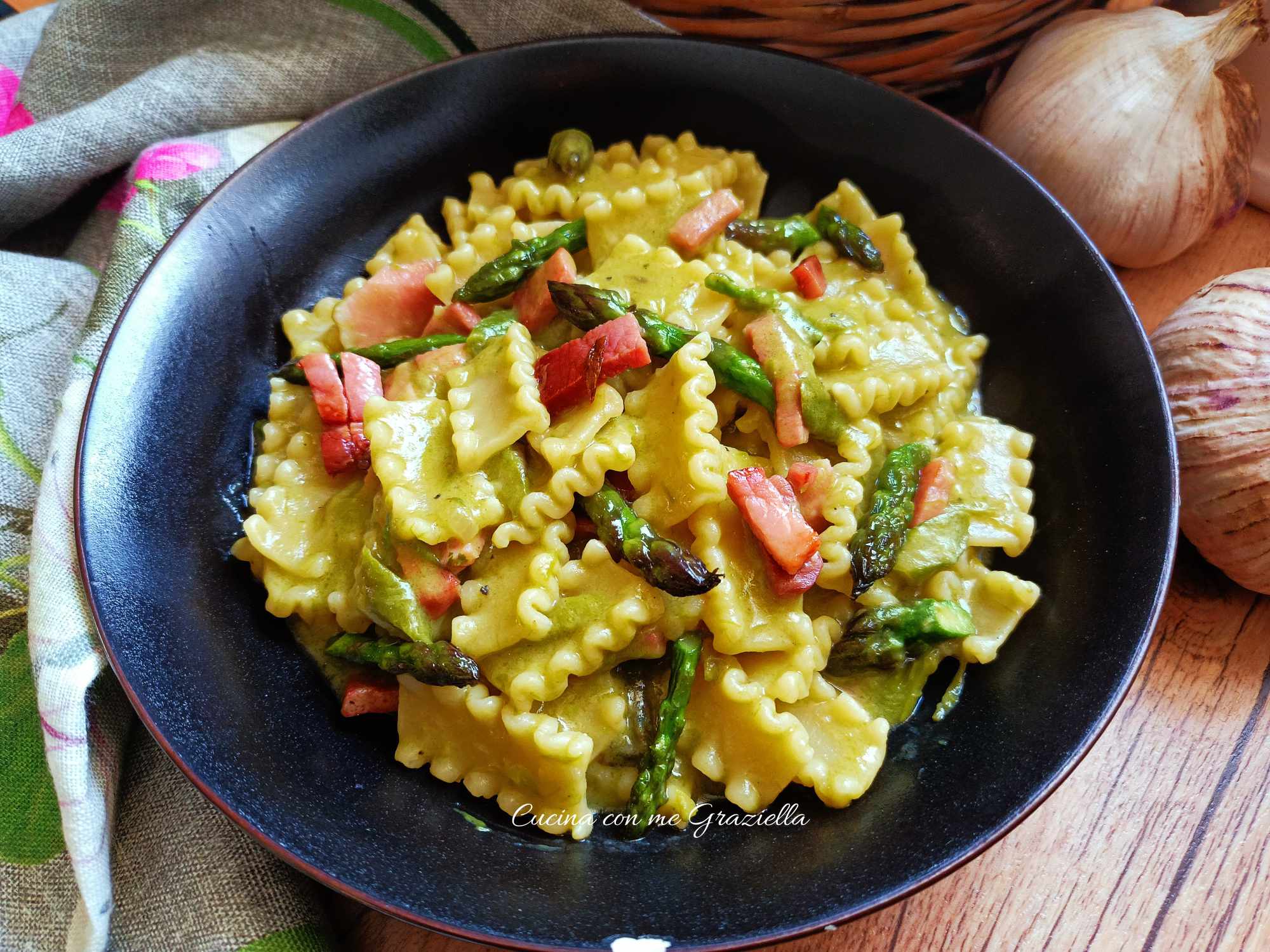 Pasta con crema di asparagi e speck