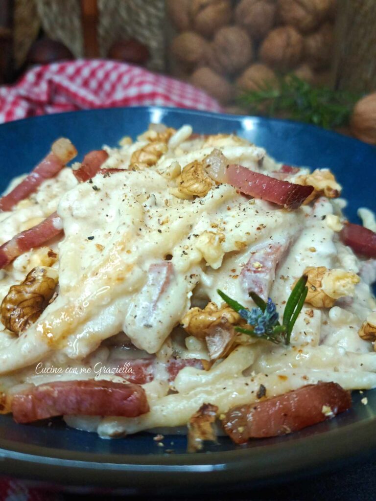 Pasta con crema di noci e speck