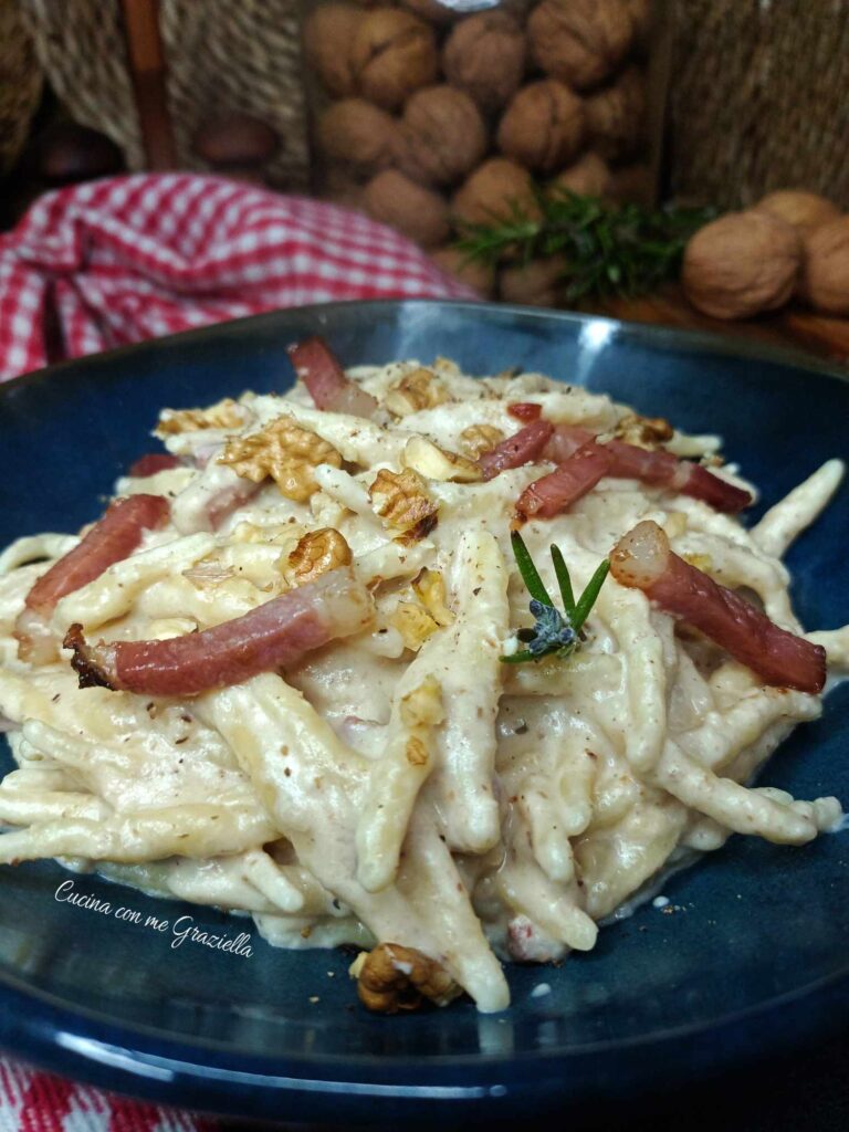 Pasta con crema di noci e speck