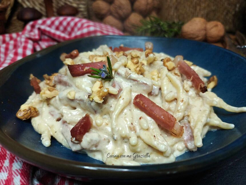 Pasta con crema di noci e speck