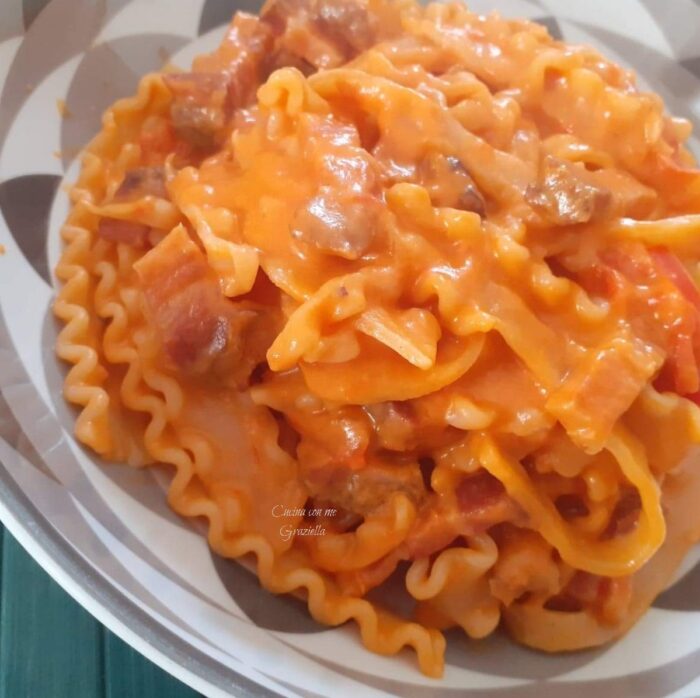 Pasta con crema di peperoni e pancetta