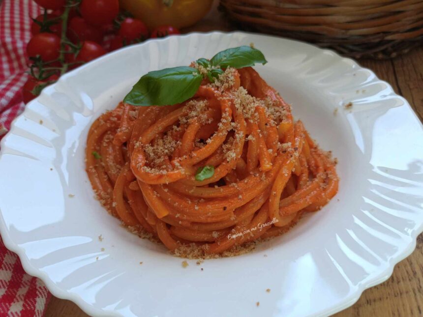 Pasta con crema di peperoni e pomodorini arrosto