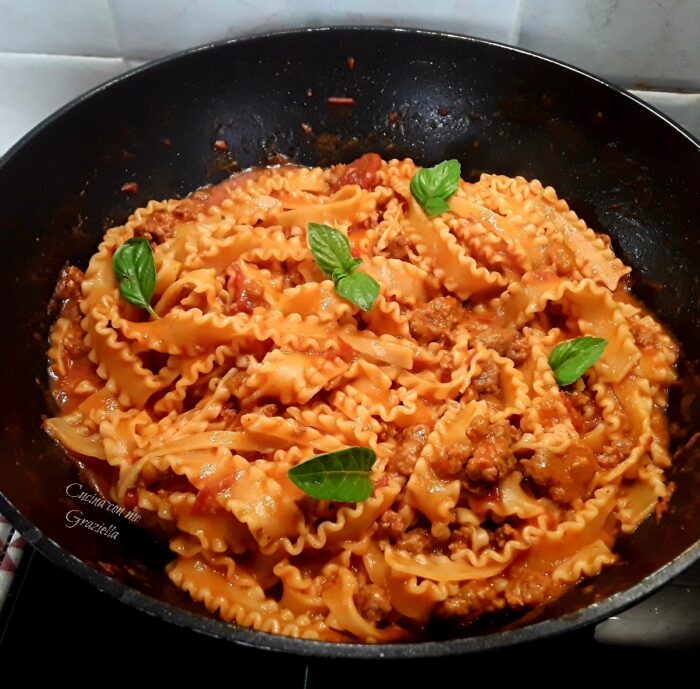 Pasta con crema di peperoni e salsiccia