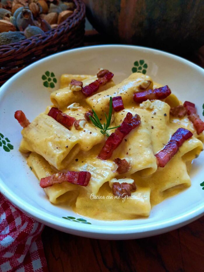 Pasta con crema di zucca e ricotta con pancetta croccante