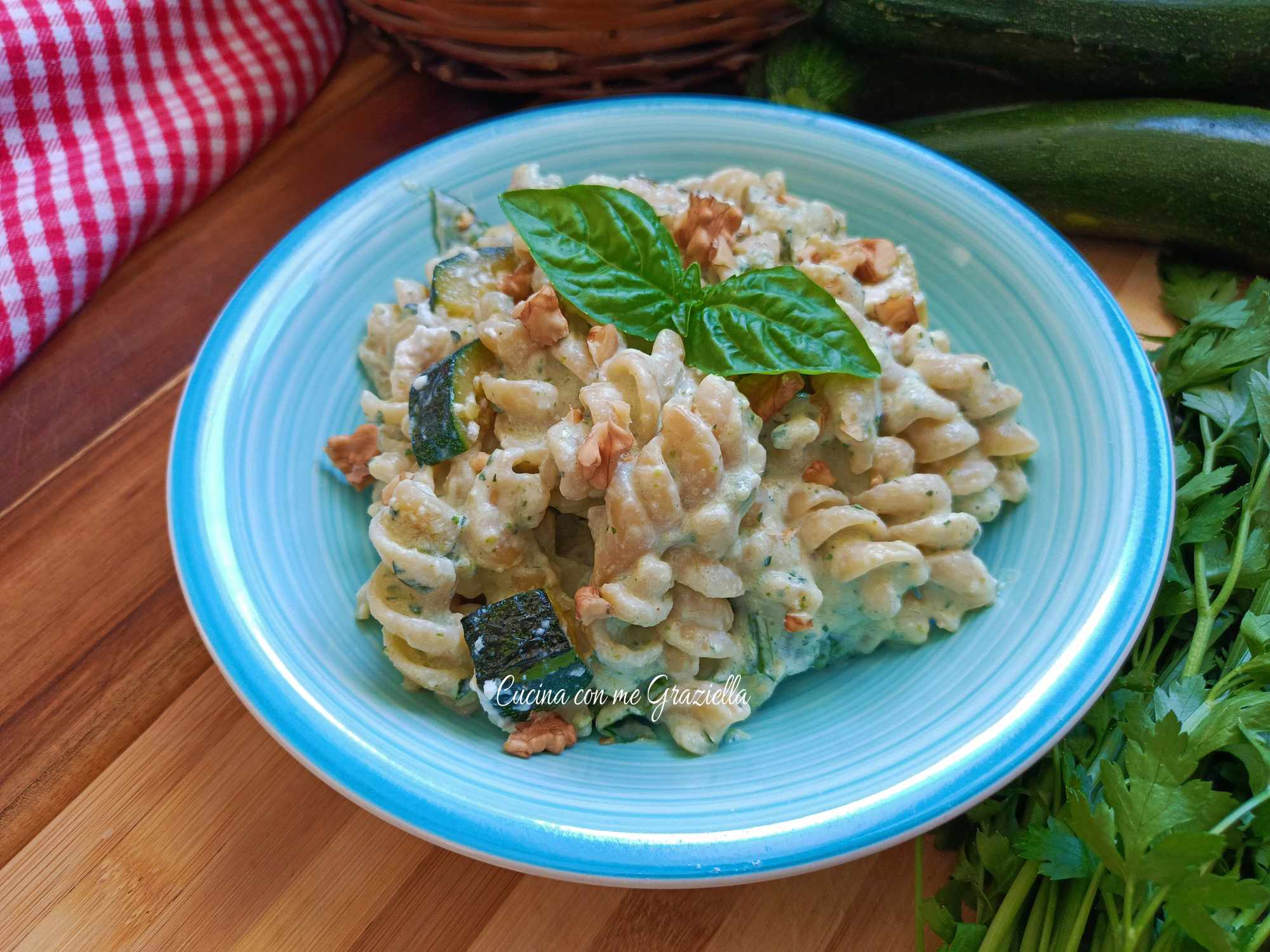 Pasta con crema di zucchine ricotta e noci