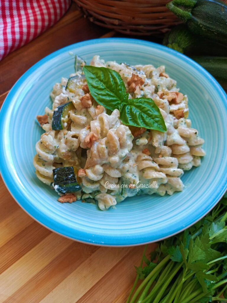 Pasta con crema di zucchine ricotta e noci