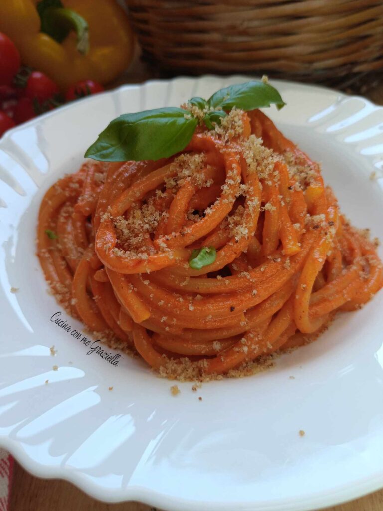 Pasta con crema si peperoni e pomodorini arrosto 