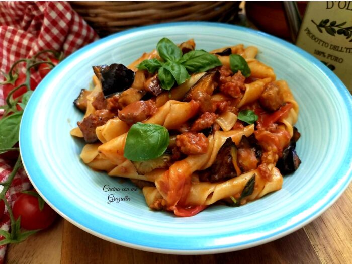 pasta con melanzane  e salsiccia