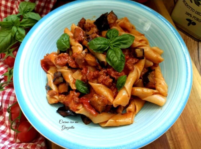 Pasta con melanzane e salsiccia