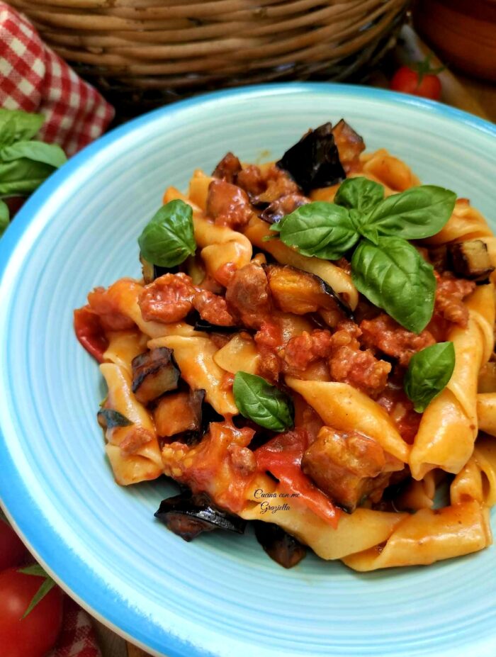 pasta con melanzane  e salsiccia