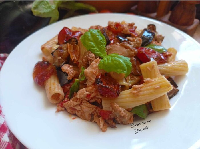 Pasta con melanzane tonno e pomodorini