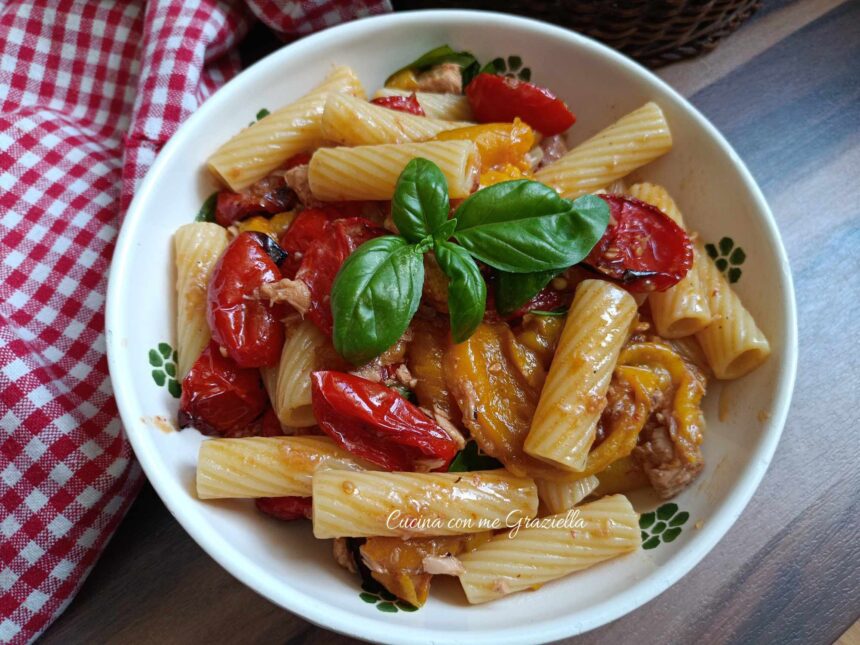 Pasta con peperoni, tonno e pomodori arrosto