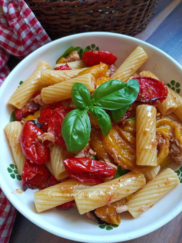 Pasta con peperoni, tonno e pomodori arrosto 