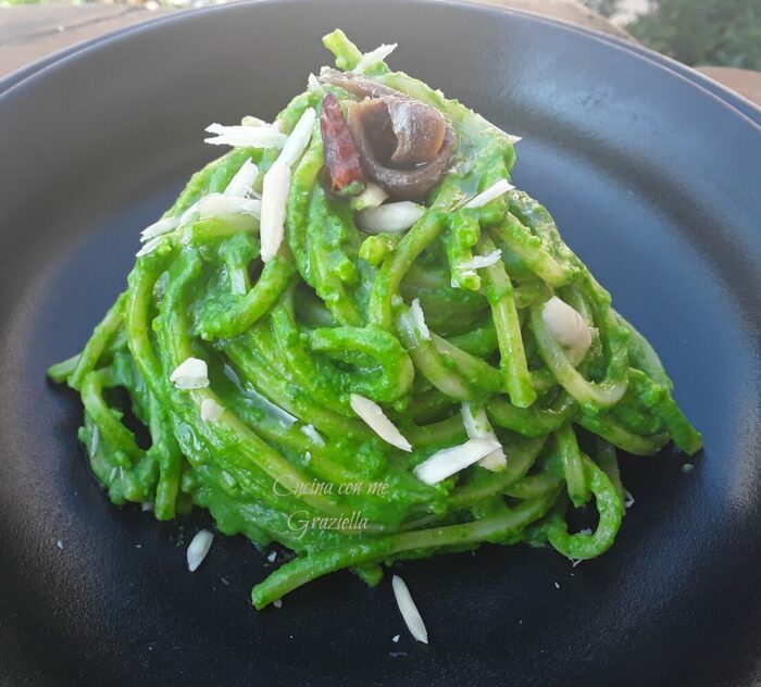 Pasta con pesto di rape e mandorle
