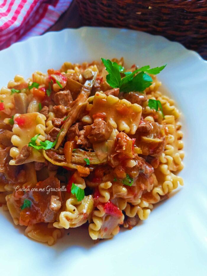 Pasta con ragù di carne e carciofi 