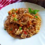 Pasta con ragù di carne e carciofi