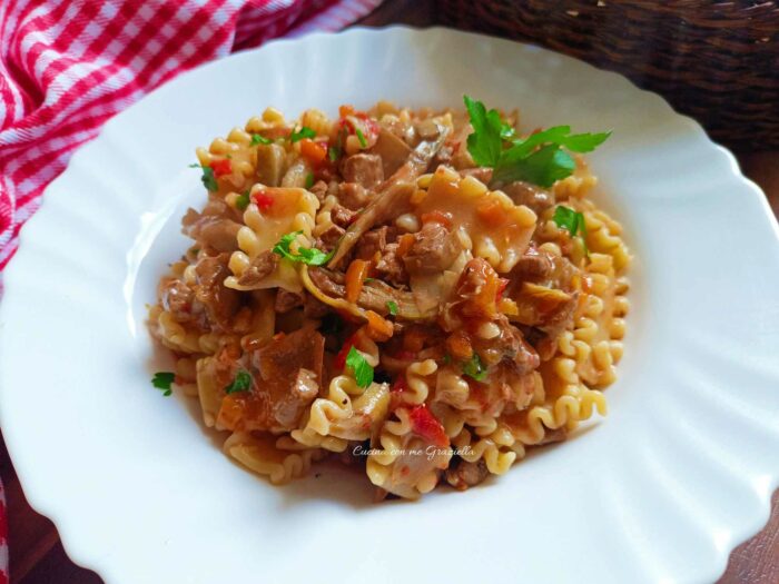Pasta con ragù di carne e carciofi