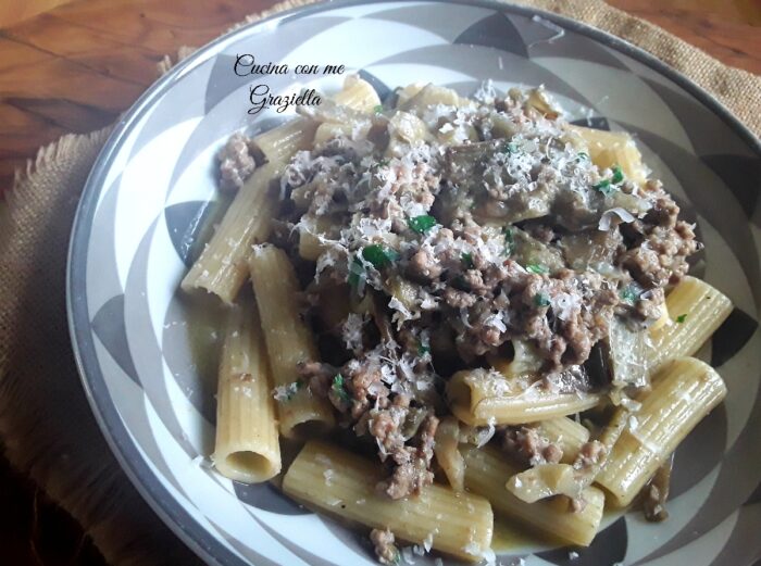 Pasta con ragù di carne e carciofi