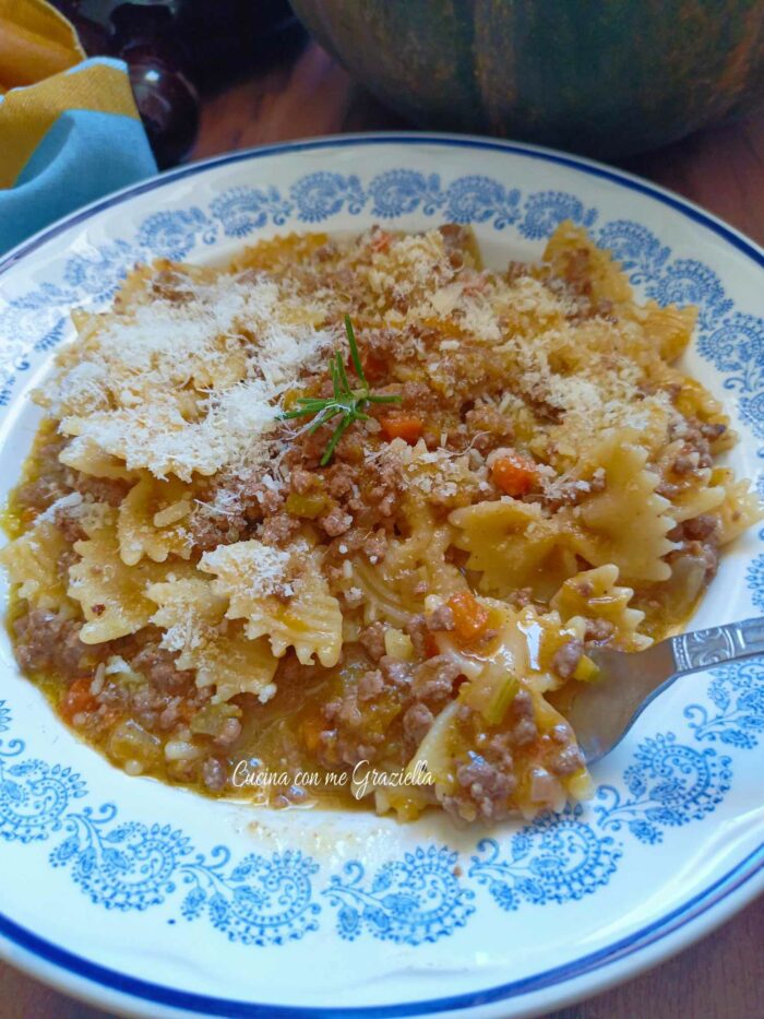 Pasta con ragù di carne e zucca 